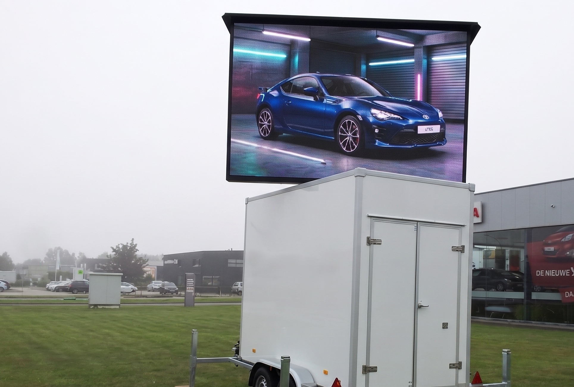 Outdoor scherm in gesloten dubbel-as aanhangwagen, pitch 7.5mm